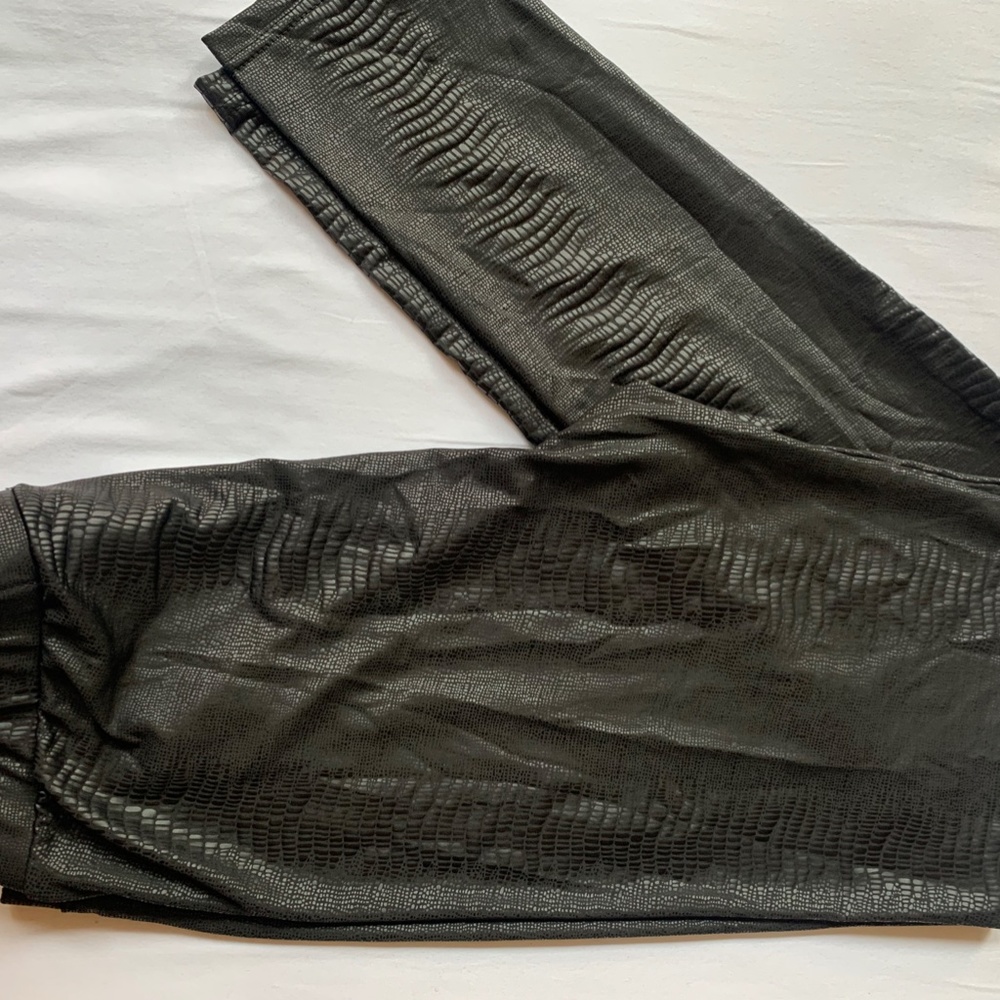 NWT ZARA BLACK SNAKE SKIN LEGGINGS SIZE LARGE